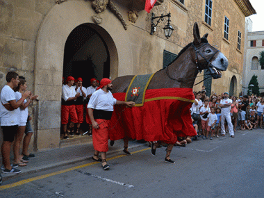 La Crida des del balcó de l’Ajuntament i la sortida de la Mulassa donen el sus a la setmana de festes de Sant Jaume