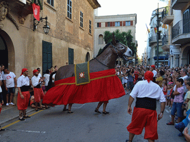 La Crida des del balcó de l’Ajuntament i la sortida de la Mulassa donen el sus a la setmana de festes de Sant Jaume