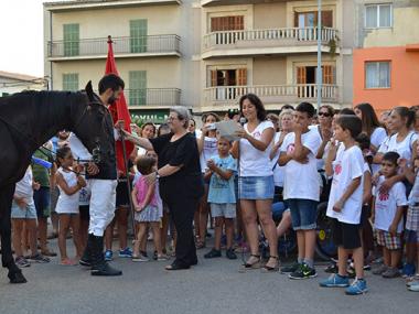 L'entrega del penó als Cavalls de Sant Jaume fa sortir al carrer la recuperació de la part tradicional d'aquestes festes