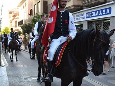 L'entrega del penó als Cavalls de Sant Jaume fa sortir al carrer la recuperació de la part tradicional d'aquestes festes