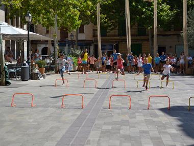 L'entrega del penó als Cavalls de Sant Jaume fa sortir al carrer la recuperació de la part tradicional d'aquestes festes