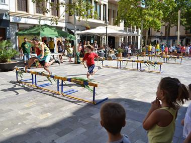 L'entrega del penó als Cavalls de Sant Jaume fa sortir al carrer la recuperació de la part tradicional d'aquestes festes