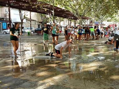 L'entrega del penó als Cavalls de Sant Jaume fa sortir al carrer la recuperació de la part tradicional d'aquestes festes