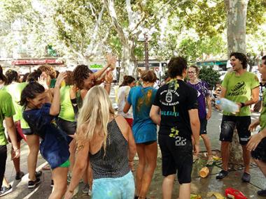 L'entrega del penó als Cavalls de Sant Jaume fa sortir al carrer la recuperació de la part tradicional d'aquestes festes