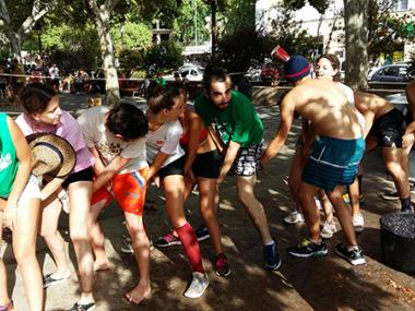 L'entrega del penó als Cavalls de Sant Jaume fa sortir al carrer la recuperació de la part tradicional d'aquestes festes