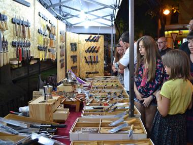 La XVII Fira Nocturna de Sant Jaume mostra a peu de carrer la feina que els artesans de Mallorca fan amb les mans