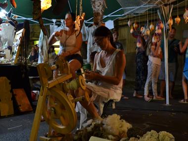 La XVII Fira Nocturna de Sant Jaume mostra a peu de carrer la feina que els artesans de Mallorca fan amb les mans