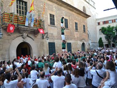 L'encamisada i les primeres corregudes de l'anell fan sortir Manacor al carrer per fer festa i animar els cavallers