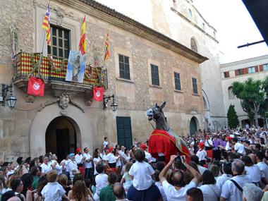 L'encamisada i les primeres corregudes de l'anell fan sortir Manacor al carrer per fer festa i animar els cavallers