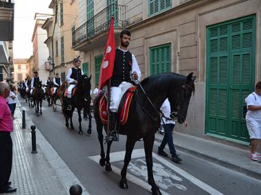 L'encamisada i les primeres corregudes de l'anell fan sortir Manacor al carrer per fer festa i animar els cavallers
