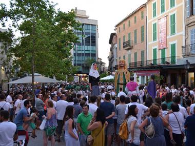 L'encamisada i les primeres corregudes de l'anell fan sortir Manacor al carrer per fer festa i animar els cavallers