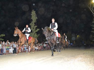 L'encamisada i les primeres corregudes de l'anell fan sortir Manacor al carrer per fer festa i animar els cavallers