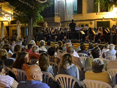 La Banda de Música i els pregó dels més joves de la Comissió de Festes donen el sus a deu dies de celebració a Son Macià