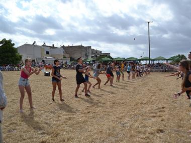 La Festa Pagesa de Son Macià posa la tradició i les feines del camp en mans dels joves per fer una autèntica disbauxa rural