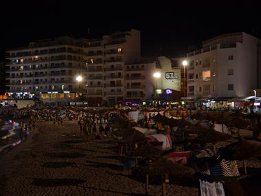 La Sombrillada nocturna de les festes de s'lllot uneix tota una munió de veïns per sopar i gaudir de la nit damunt l'arena