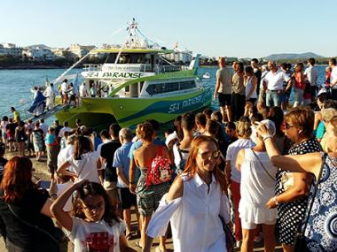 La processó marítima i el Dans s’Illot aglutinen a la platja tradició marinera i la dansa contemporània