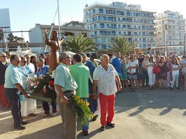 La processó marítima i el Dans s’Illot aglutinen a la platja tradició marinera i la dansa contemporània