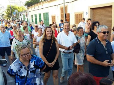 La processó marítima i el Dans s’Illot aglutinen a la platja tradició marinera i la dansa contemporània