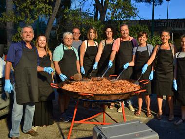 S’Illot devora prop de 300 quilos de gambes en el clàssic sopar a la fresca que durant la nit d’ahir reuní un miler de veïns