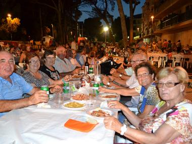 S’Illot devora prop de 300 quilos de gambes en el clàssic sopar a la fresca que durant la nit d’ahir reuní un miler de veïns