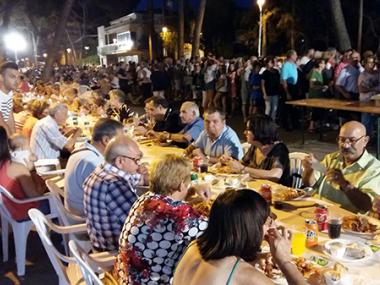 S’Illot devora prop de 300 quilos de gambes en el clàssic sopar a la fresca que durant la nit d’ahir reuní un miler de veïns