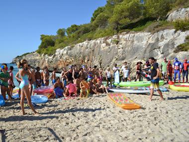 La solidaritat amb els malalts de càncer i les disfresses més divertides participen a la travessa aquàtica de Cala Angulia