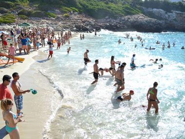 La solidaritat amb els malalts de càncer i les disfresses més divertides participen a la travessa aquàtica de Cala Angulia