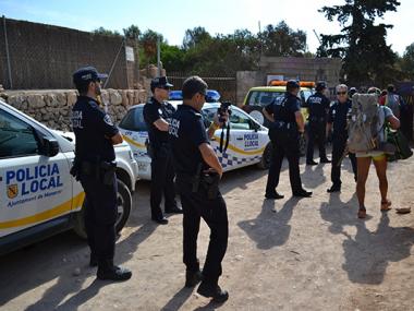 La Policia Local intervé a Cala Varques per fer front a la venda ambulant il·legal i als aparcaments en zones prohibides