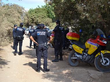 La Policia Local intervé a Cala Varques per fer front a la venda ambulant il·legal i als aparcaments en zones prohibides