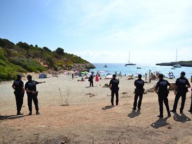 La Policia Local intervé a Cala Varques per fer front a la venda ambulant il·legal i als aparcaments en zones prohibides