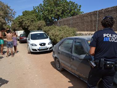 La Policia Local intervé a Cala Varques per fer front a la venda ambulant il·legal i als aparcaments en zones prohibides