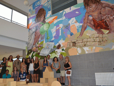 La comunitat educativa de s’Illot inaugura el mural que simbolitza la innovació metodològica a l’escola