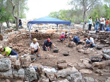 La campanya d’excavacions d’enguany a s’Hospitalet Vell treu a la llum un edifici talaiòtic que podria ser un santuari