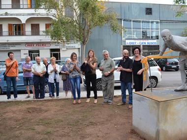 Manacor inaugura a la barriada de Baix des Cós la nova escultura pública que l'artista Jeroni Bosch ha donat al poble