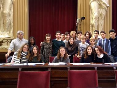 Els alumnes de Manacor demanen en el Parlament una millor acollida pels refugiats de guerra i mesures pel benestar dels joves