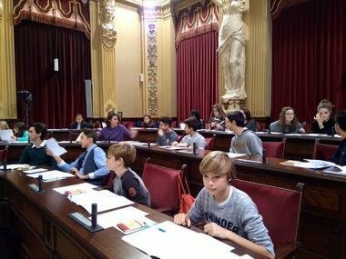 Els alumnes de Manacor demanen en el Parlament una millor acollida pels refugiats de guerra i mesures pel benestar dels joves