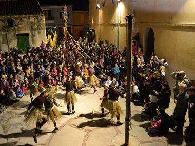 Els balls dels Indis escampen la festa entre els veïnats de la barriada de Crist Rei, que durarà tot el cap de setmana