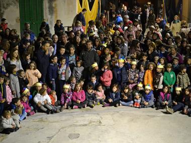 Els balls dels Indis escampen la festa entre els veïnats de la barriada de Crist Rei, que durarà tot el cap de setmana