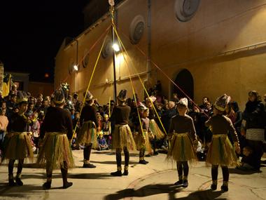 Els balls dels Indis escampen la festa entre els veïnats de la barriada de Crist Rei, que durarà tot el cap de setmana