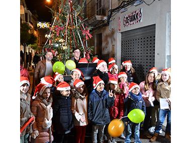 Centenars de persones acudeixen a l’horabaixa festiu organitzat pels comerciants del carrer de Ciutat