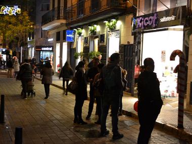 Centenars de persones acudeixen a l’horabaixa festiu organitzat pels comerciants del carrer de Ciutat