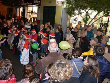 Centenars de persones acudeixen a l’horabaixa festiu organitzat pels comerciants del carrer de Ciutat