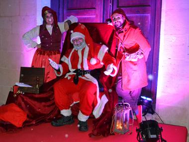 El Pare Noel s’atura a Manacor per rebre els nins i nines en un entorn únic: el claustre ple de neu