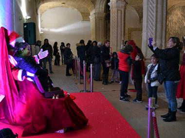 El Pare Noel s’atura a Manacor per rebre els nins i nines en un entorn únic: el claustre ple de neu