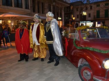 Els nins i nines de Manacor entreguen les seves cartes als patges reials
