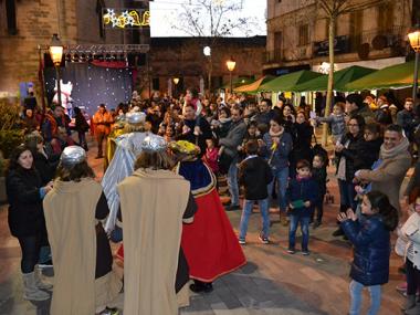 Els nins i nines de Manacor entreguen les seves cartes als patges reials