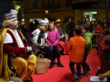 Els nins i nines de Manacor entreguen les seves cartes als patges reials