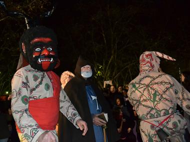 Una gran torrada i el primer ball dels dimonis encenen davant milers de persones la flama santantoniera