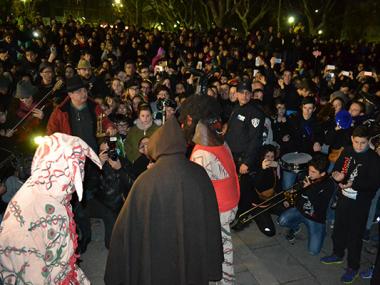 Una gran torrada i el primer ball dels dimonis encenen davant milers de persones la flama santantoniera