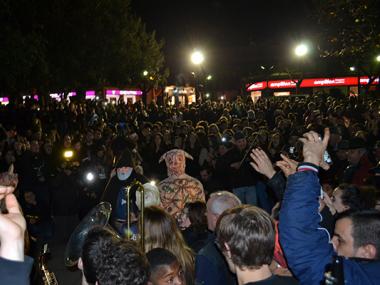 Una gran torrada i el primer ball dels dimonis encenen davant milers de persones la flama santantoniera